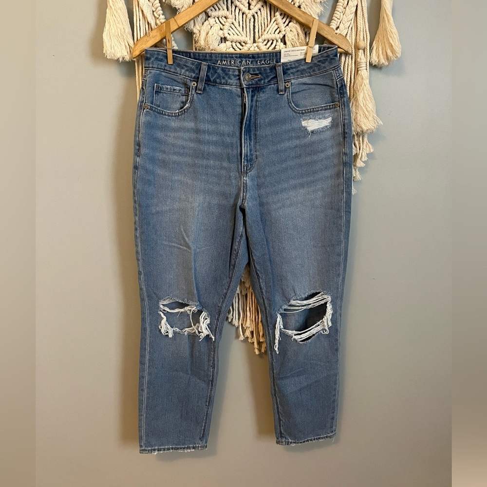 •NWT• American Eagle Ripped Mom Jeans - 10 Short